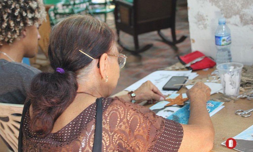 Trabajadora-haciendo-libro-vigia