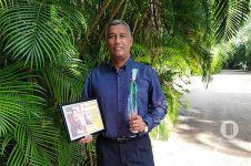 Ricardo Hodelín Tablada recibe premio de los lectores Pluma de Cristal