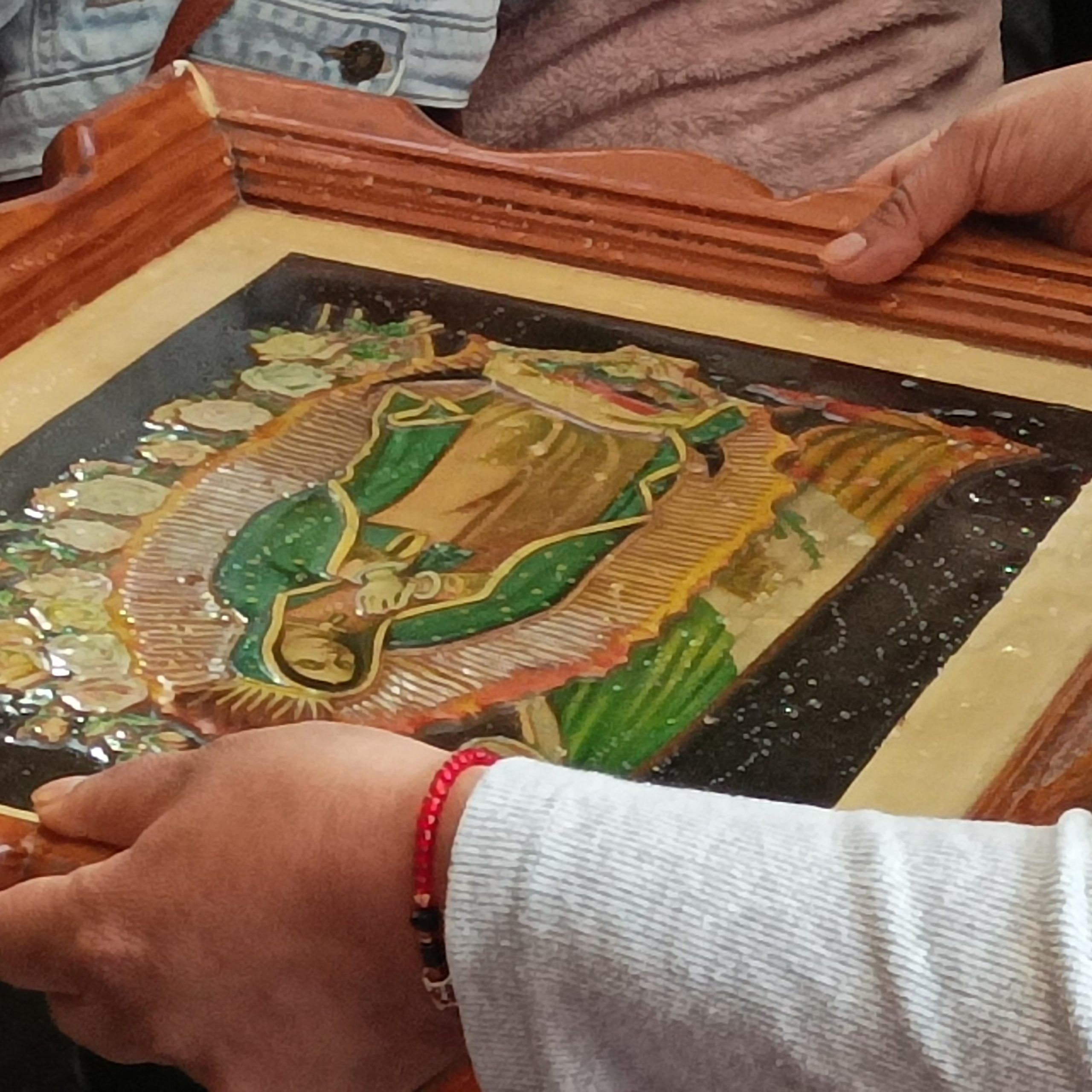 La Virgen de la Guadalupe y la Virgen de la Caridad del Cobre (o viceversa)