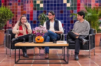 Conversación literaria durante la 44.ª Feria Internacional del Libro Infantil y Juvenil (FILIJ) en el Cenart de México.
